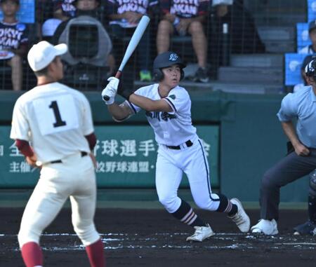 ２回、先制犠飛を放つ高川学園・田中良典（撮影・飯室逸平）
