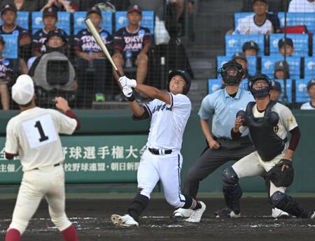 ５回、適時打を放つ高川学園・吉田唯人（撮影・飯室逸平）