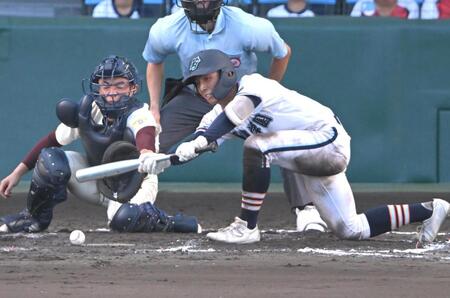 ９回、スクイズを決める高川学園・河内山潤（撮影・飯室逸平）