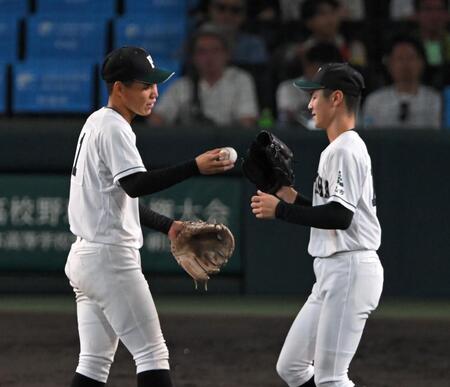 ６回途中で降板する福山・来山凌也（左）＝撮影・飯室逸平