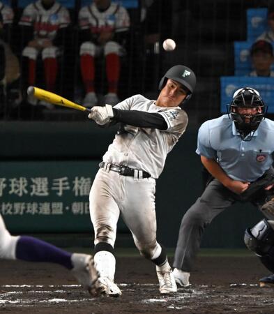 ７回、中前打を放つ福山・早川拓真（撮影・飯室逸平）