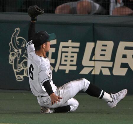 ５回、天理・田畑龍二の邪飛を好捕する福山・福島悠杏（撮影・飯室逸平）