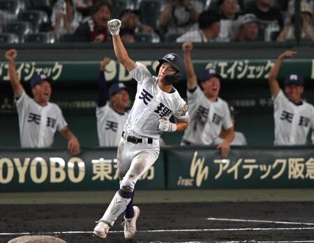 ４回、先制ソロを放つ天理・金本相有（撮影・飯室逸平）