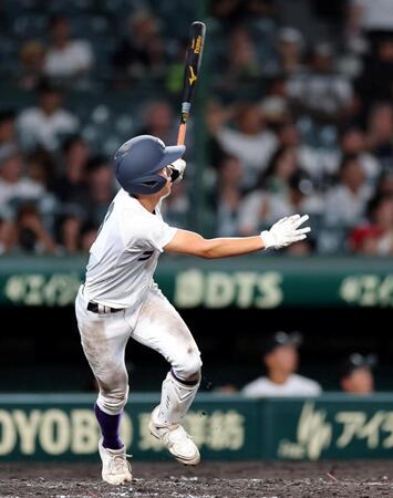 ４回、左越えに先制ソロを放つ天理・金本相有（撮影・山口登）