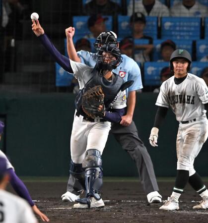 ５回、二走の福山・早川拓真をけん制で刺す天理・小沢典弘（撮影・飯室逸平）