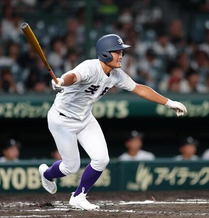 ６回、中前に２点適時打を放つ天理・大塚弘登（撮影・山口登）