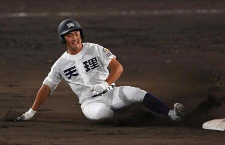 ６回、２点適時打を放ち、二塁に滑り込む天理・大塚弘登（撮影・飯室逸平）