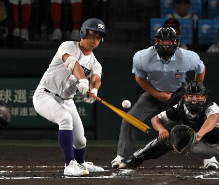 ６回、２点適時打を放つ天理・大塚弘登（撮影・飯室逸平）