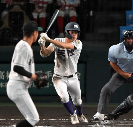 ６回、適時打を放つ天理・山中喜晴（撮影・飯室逸平）