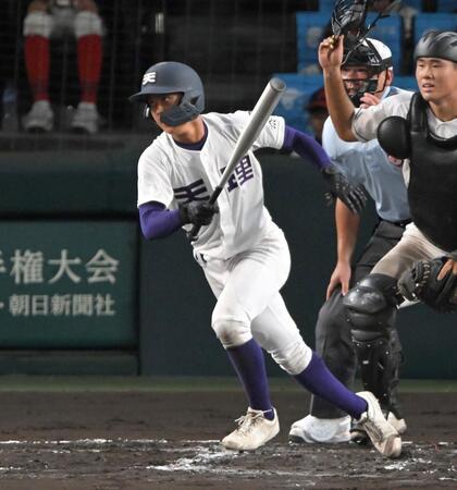 ６回、適時内野安打を放つ天理・永井仁之丞（撮影・飯室逸平）