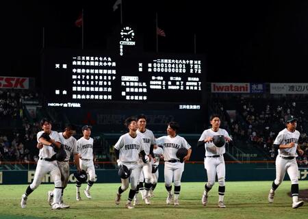 天理に敗れ肩を落とす福山ナイン（撮影・山口登）