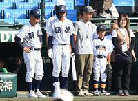 試合前、選手にアドバイスを送る明徳義塾・馬淵史郎監督（左端）＝撮影・高部洋祐