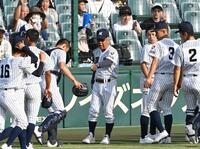 試合前、選手を指導する明徳義塾・馬淵史郎監督（中央）＝撮影・高部洋祐