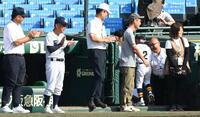 始球式を務めた少年（２）に笑顔で拍手を送る明徳義塾・馬淵史郎監督（左から２人目）＝撮影・高部洋祐