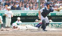 ７回、鬼塚の同点犠飛で生還する日南学園の代走川崎
