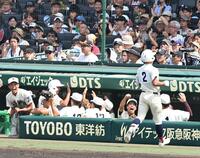 ７回、同点にわく日南学園ナイン（撮影・高部洋祐）