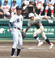 ９回、日南学園・豊丸蒼大（右）にサヨナラ打を浴びる明徳義塾・田宮諒太郎（撮影・高部洋祐）