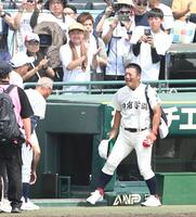 サヨナラ勝利し、明徳義塾・馬淵史郎監督（左）にあいさつする日南学園・金川豪一郎監督（撮影・高部洋祐）