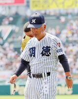 日南学園に敗れ、グラウンドを後にする明徳義塾・馬淵監督
