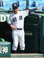５回、ナインに指示を出す明徳義塾・馬淵史郎監督（撮影・高部洋祐）