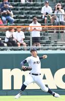 試合前、キャッチボールする沖縄尚学・末吉良丞（撮影・高部洋祐）