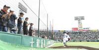 試合前、ブルペンで投球練習する沖縄尚学・末吉良丞（１）＝撮影・高部洋祐