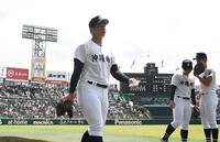試合前、ベンチに向かう沖縄尚学・末吉良丞（撮影・高部洋祐）