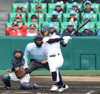 ３回、センターへ先制適時二塁打を放つ沖縄尚学・仲間夢祈＝３月