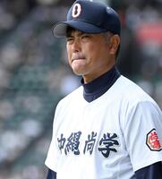 試合前、練習を見つめる沖縄尚学・比嘉監督