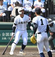 ４回、横浜・織田翔希の前に空振り三振に倒れる沖縄尚学・末吉良丞（撮影・飯室逸平）