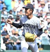 ３回、玉那覇宝生を空振り三振に仕留めほえる横浜・織田翔希（撮影・開出牧）