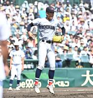 ３回、玉那覇宝生を空振り三振に仕留め雄たけびを上げる横浜・織田翔希（撮影・開出牧）