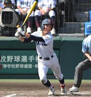 ６回、適時打を放つ横浜・川上慧（撮影・飯室逸平）