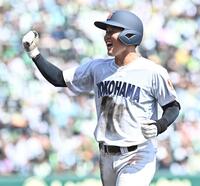 ３回、中前適時打を放ちガッツポーズを決める江坂佳史（撮影・開出牧）