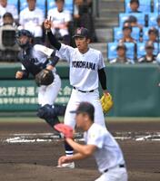 １回、沖縄尚学・慶留間大武を併殺に打ち取る横浜・織田翔希（撮影・飯室逸平）