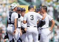 ３回表、マウンドに集まる末吉（右端）ら沖縄尚学ナイン