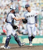 ３回表、ピンチを迎えマウンドで捕手山川と話す沖縄尚学・末吉
