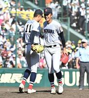 ９回、２年生左腕の小林鉄三郎（左）に笑顔でマウンドを譲る横浜・織田翔希（撮影・開出牧）