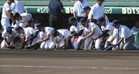 甲子園の土を集める沖縄尚学ナイン（撮影・飯室逸平）