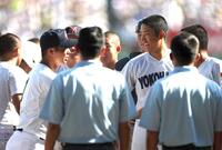 試合を終え、健闘をたたえ合う横浜・織田（右）と沖縄尚学・末吉