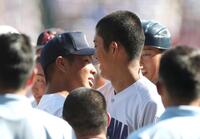 試合を終え、健闘をたたえ合う横浜・織田（右）と沖縄尚学・末吉