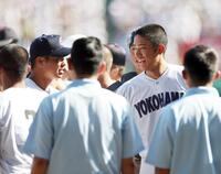 試合を終え、健闘をたたえ合う横浜・織田（右）と沖縄尚学・末吉