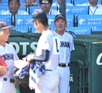９回、登板を終えた織田翔希に声をかける横浜・村田監督（撮影・飯室逸平）