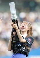 ２回表終了後のバズーカタイムで客席にボールを打ち込むＡＫＢ４８・千葉恵里（撮影・伊藤笙子）