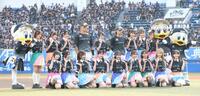 試合前、スペシャルパフォーマンスをしたＡＫＢ４８と記念撮影する山口（中央左）と小川（同右）＝撮影・伊藤笙子