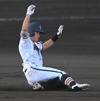 ６回、二塁打を放つ放ち滑り込む高川学園・田中良典（撮影・飯室逸平）