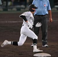 ８回、２点二塁打を放つ福山・岩本大輝（撮影・飯室逸平）