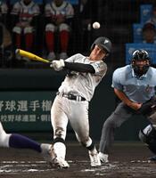 ７回、中前打を放つ福山・早川拓真（撮影・飯室逸平）