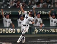 ４回、先制ソロを放つ天理・金本相有（撮影・飯室逸平）