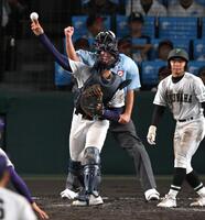 ５回、二走の福山・早川拓真をけん制で刺す天理・小沢典弘（撮影・飯室逸平）